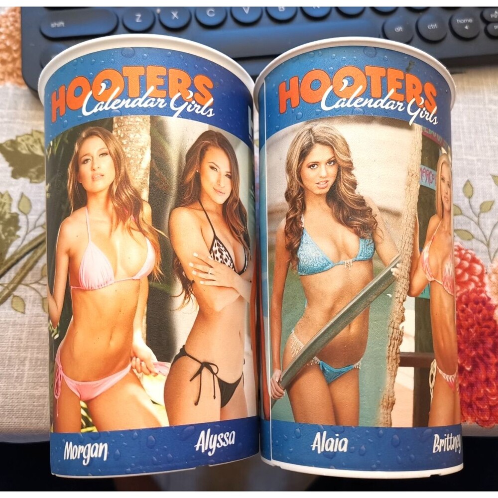 Hooters Calendar Girls Vintage EX-RARE BLUE ( !! ) LOT of 2 Plastic Cups !
